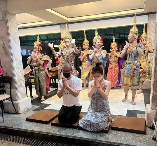 王石田朴珺带3岁女儿现身泰国,虔诚跪地双手合十,寺庙拜佛还愿_网友