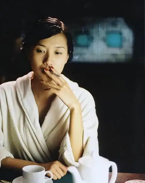 50岁徐静蕾近照刷疯全网:抛弃内娱,精神状态好多了