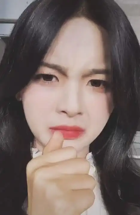 杨超越晒自拍再次翻车,双手忘记涂粉,和脸对比差10个色号!