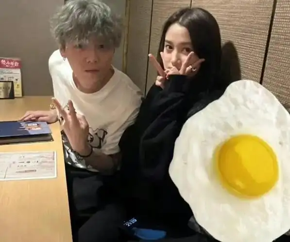 鹿晗关晓彤聚餐被拍男方打扮低调女方背十几万包包气场强大