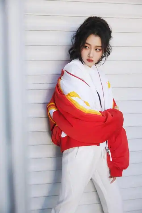 北京王府井偶遇关晓彤##彤赴凯旋 科技上场##关晓彤初冬穿搭