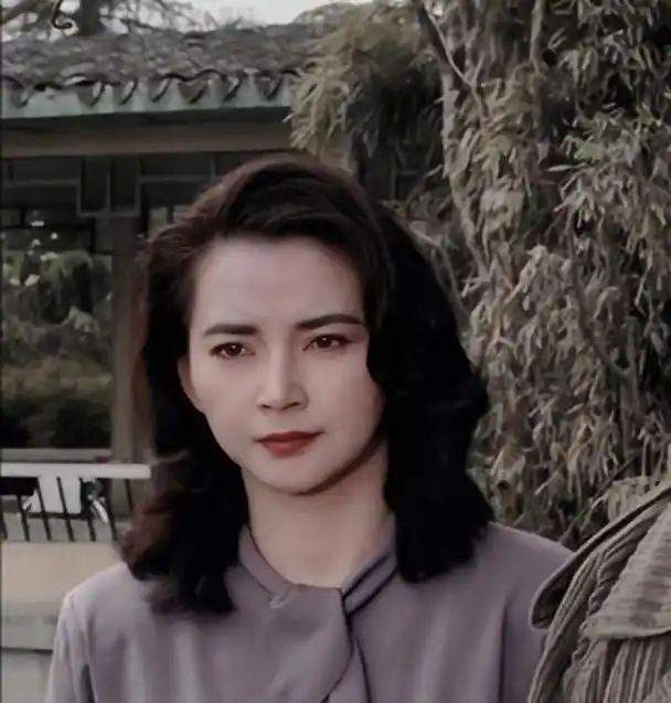 孙俪姨奶胡慧中62岁穿得俏!陪刚出狱的老公爬山,穿大红显喜庆