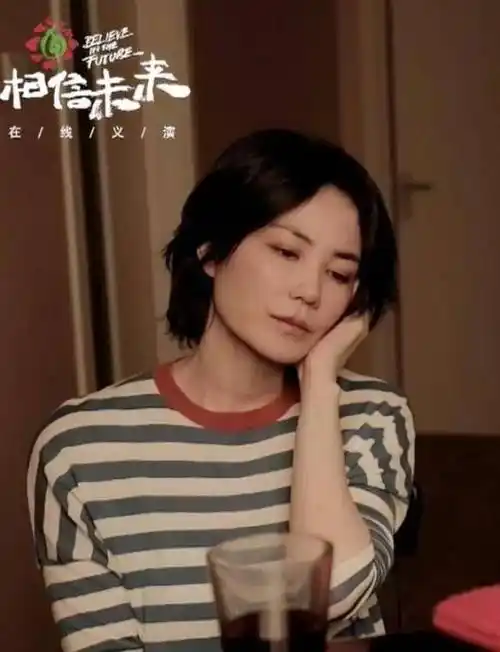 原创王菲近照曝光利落的短发穿条纹衫畅饮51岁阿姨美回21岁少女了