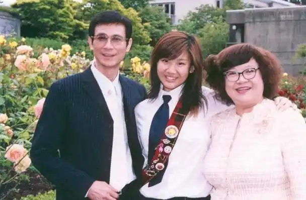 郑少秋崩溃!大女儿失联轻生生母到现场,现任妻子再次发声