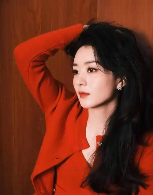 赵丽颖新年红喜庆大片,扎双马尾蝴蝶结盘发好俏皮灵动,甜美可爱_颖宝