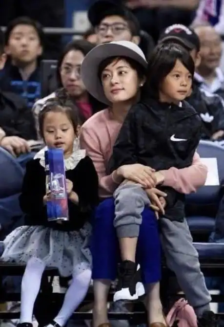 孙俪一双儿女正面照,蹦蹦跳跳太可爱,儿子的头发都可以扎辫子了