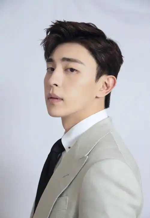 盘点娱乐圈里眼睛比女生还好看的男星(下) ----邓伦帅气李现三角眼_单