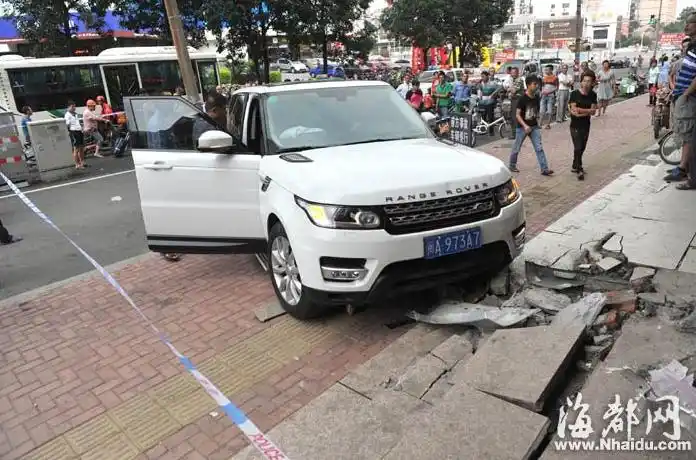 路虎车撞坏路边台阶.