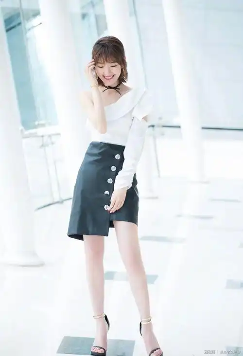 美翻天毛晓彤身穿斜肩性感上衣清纯无比网友陈翔后悔了吧