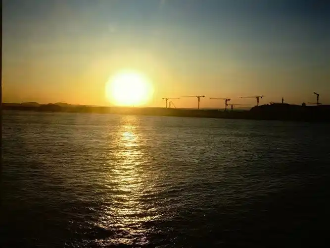 海边日出很美#清晨第一缕阳光 - 抖音