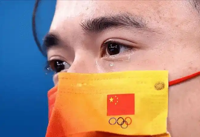 奥运冠军刘洋撞脸港星侧脸姿势意外走红脸上表情太抢镜