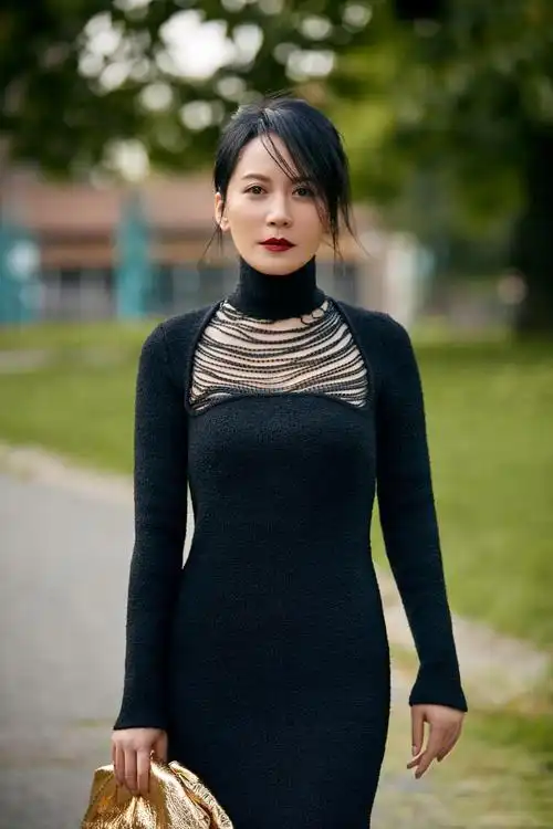 俞飞鸿出席bottegaveneta2020春季时装秀气质和身材都是绝对完美状态