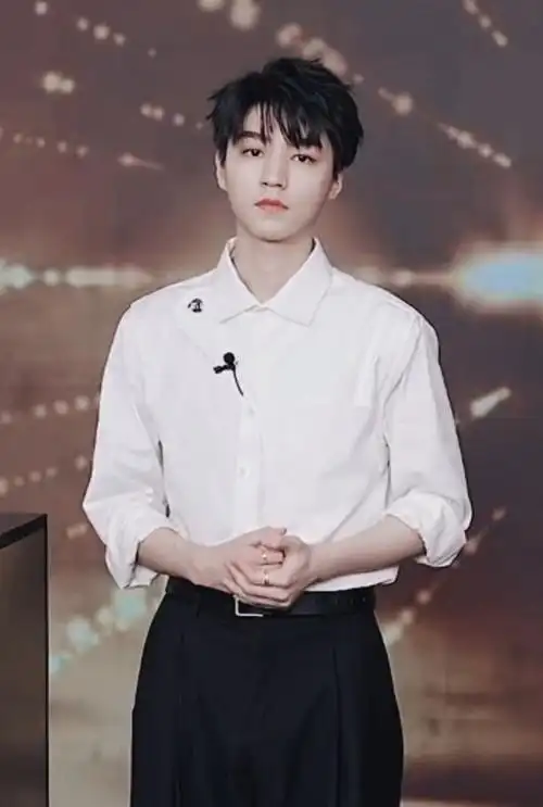 王俊凯白衬衫墨镜造型