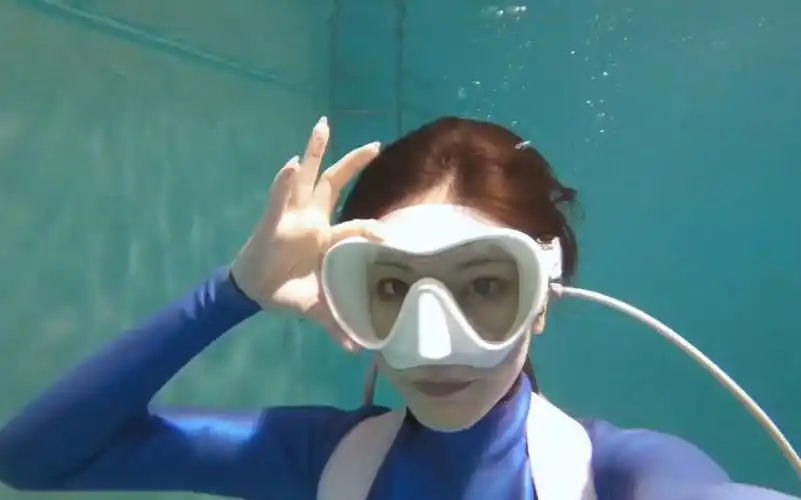 小姐姐泳池潜水摄影