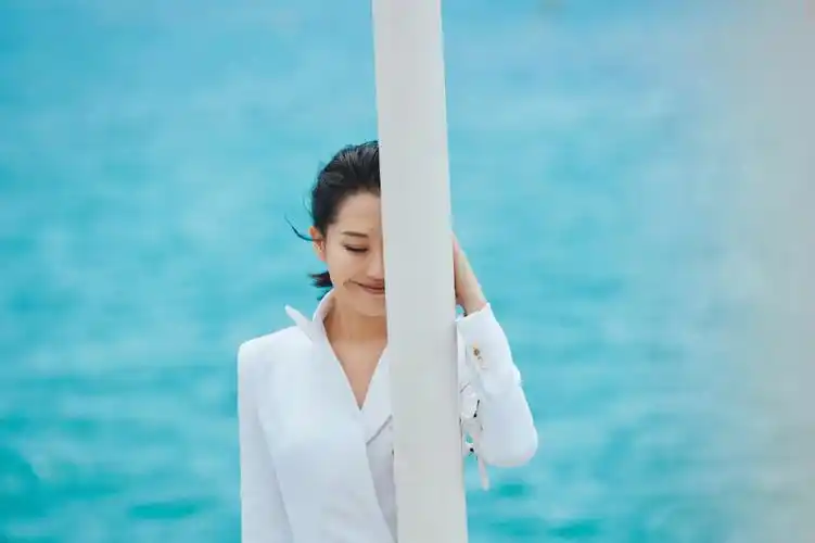 分享一组许晴图片给大家,图中的明星图片壁纸会点缀你的电脑桌面,美化