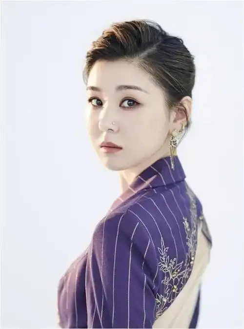 李小萌最近几年的表演事业蒸蒸日上,凭借着出色的表演能力,出演了许多