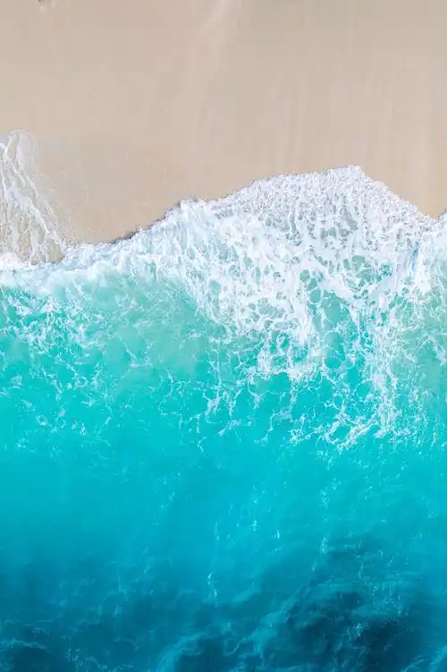 沙滩上的海浪唯美俯视图片