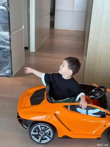 沈腾3岁儿子近照曝光肉嘟嘟模样软萌可爱颜值不输爸爸