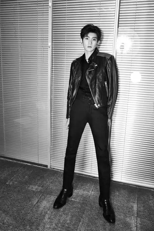 王源最新写真长腿抢眼,朋克风造型酷帅十足