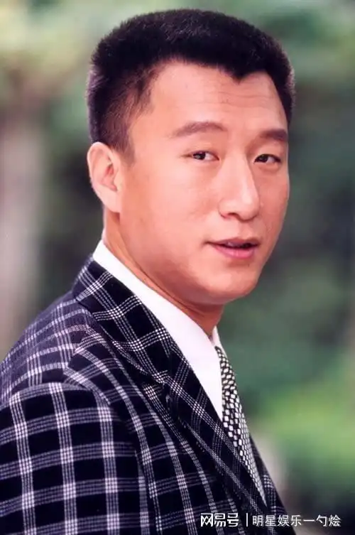 记得在一次采访中,一向快言快语的孙红雷曾表示年轻的自己也是帅的