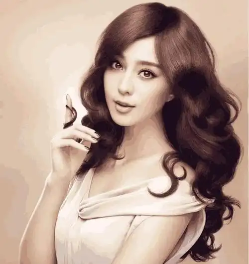 范冰冰的头型一直都是长头发,大波浪的类型所以说这也是很多男生都