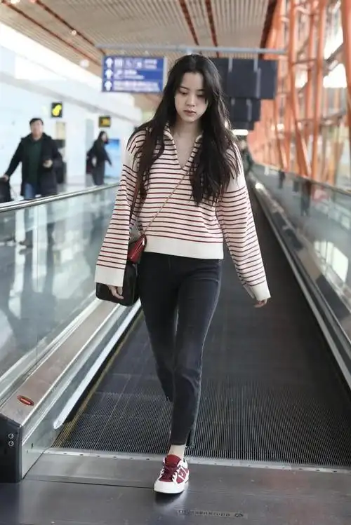 欧阳娜娜现身机场条纹v领毛衣搭配牛仔裤清爽简约少女感强