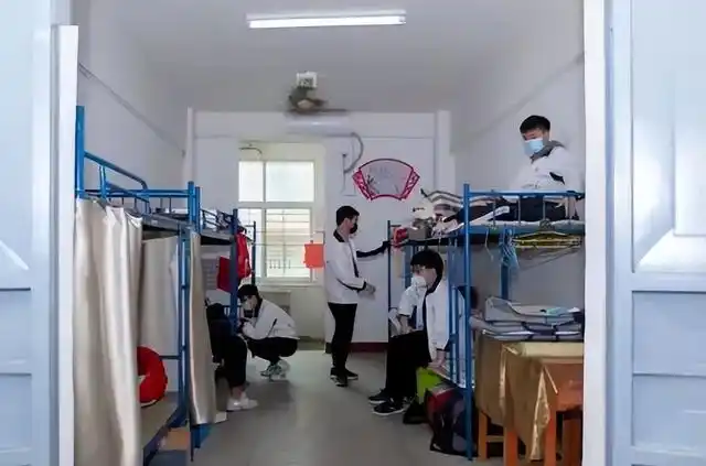 寝室摆放风水禁忌图解大全,河南一中学现"仓库式"宿舍,80人住一间