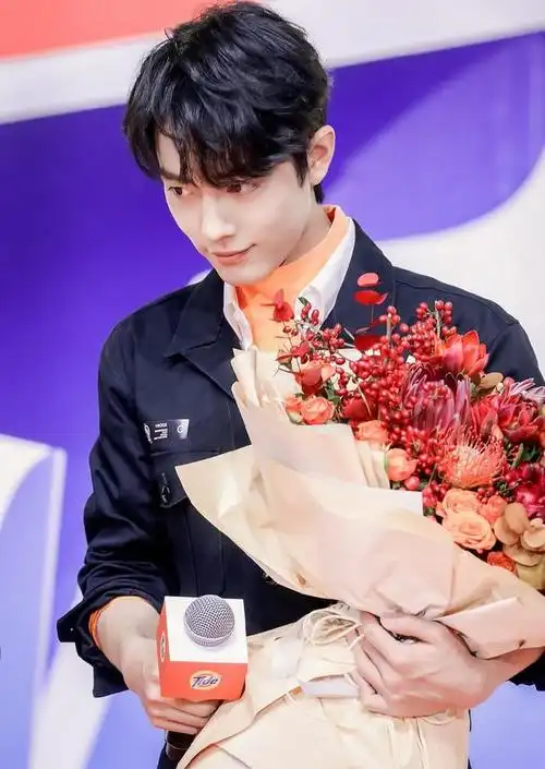 肖战王一博捧花图片:花美人更帅