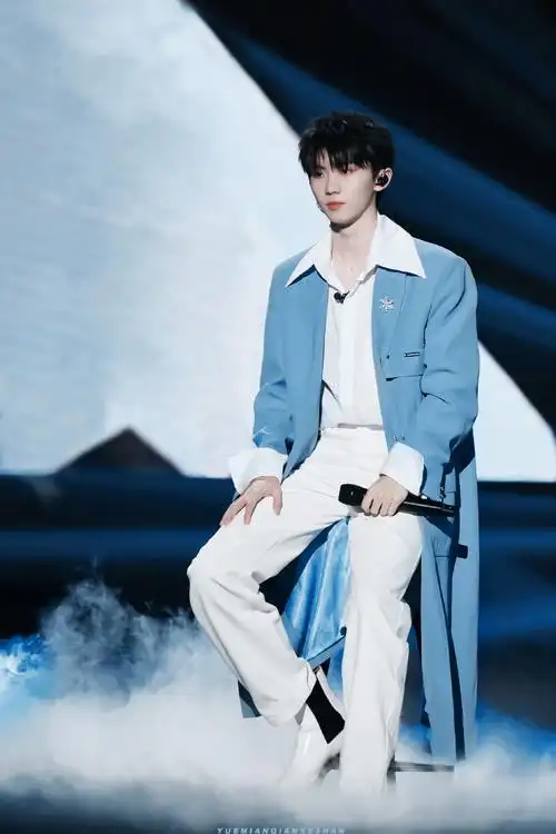 月上邮差90·@时代少年团队长-马嘉祺·#马嘉祺我们的歌最新舞台照