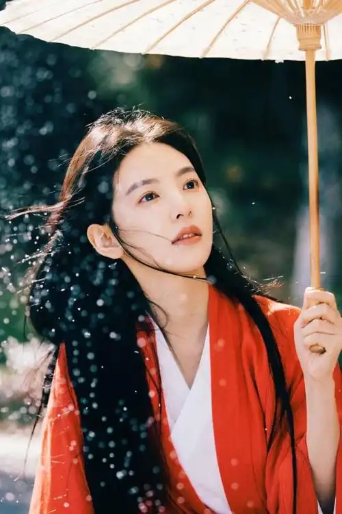 章若楠红衣撑伞照红衣飒爽清冷艳丽古装造型惊艳时光