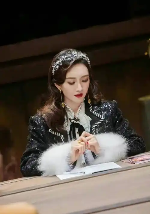 王鸥《大侦探8》水晶发箍造型剧照来了!美极了_娱乐_气质_配饰