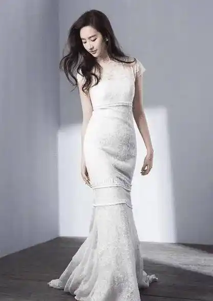 刘亦菲疯了吧?穿衣顾上不顾下,透视半身裙露"安全裤"真尴尬