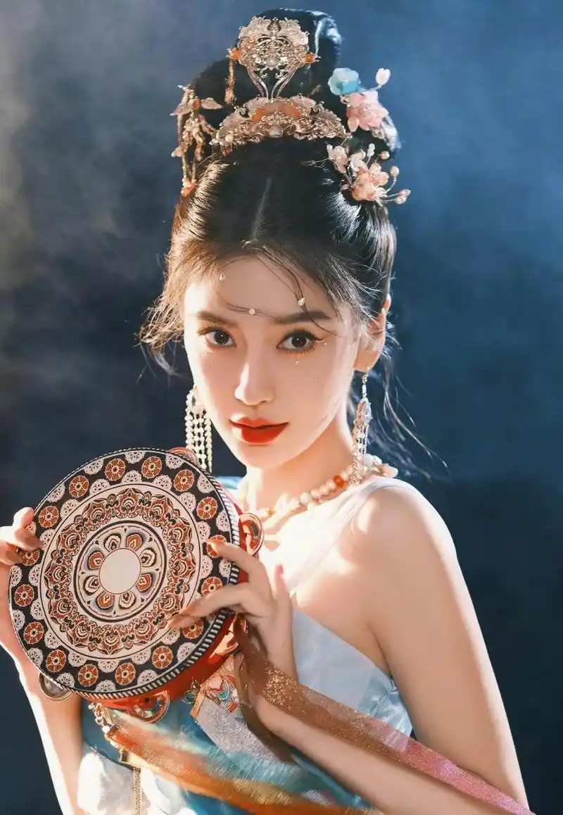 杨颖(angelababy)以敦煌飞天造型拍摄了一组唯美的写真,宛如仙女飞天