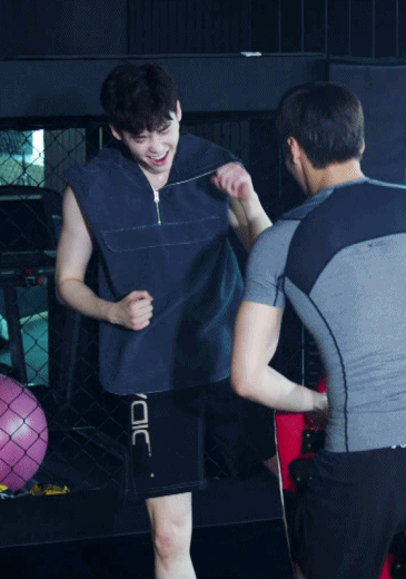 收集   点赞  评论  gif 动图 李钟硕 0 6 骨八  发布到  李钟硕