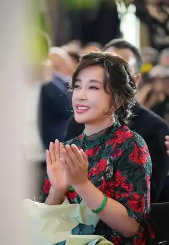 64岁刘晓庆真富态,印花裙配翡翠好招摇,看脸不像"奶奶辈"的人