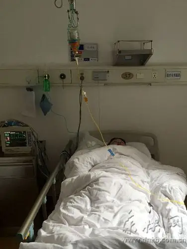 温女士躺在医院病床上