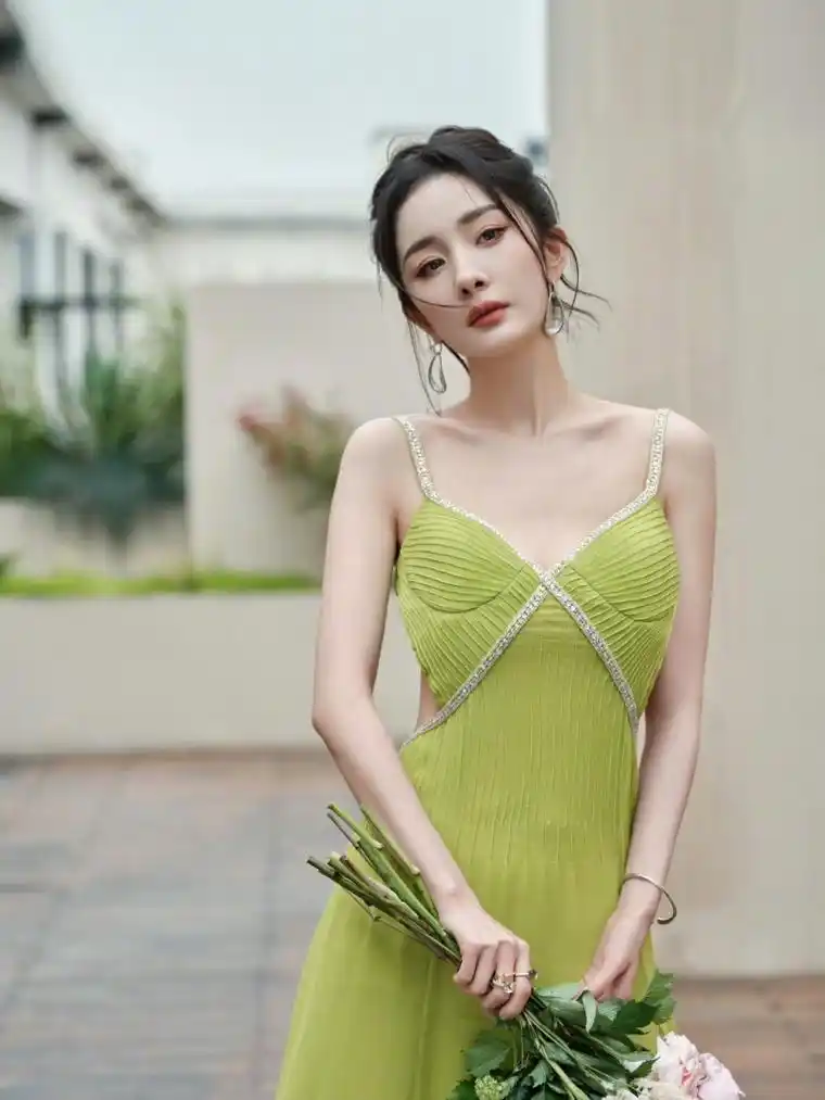 杨幂最新写真摆拍被指擦边!网友嘲讽侮辱美术生!