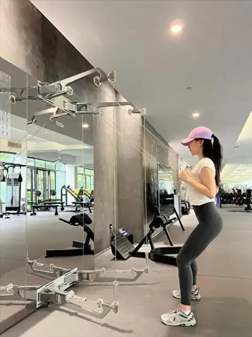 39岁朱珠健身照登上热搜这腰臀比让人羡慕一点不像生完娃的人