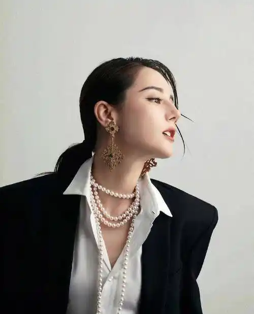 迪丽热巴三十岁写真我留真心向明月黑白留待后人说三十而立