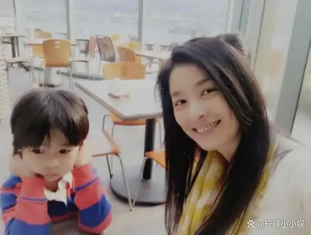 然而,随着张庭夫妇事业重心的转移,他们一家四口鲜少在公众面前露面.