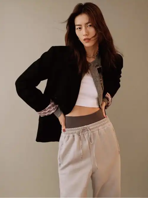 倾听内心,自带节奏 ,dazzle2021冬季系列广告大片由品牌代言人@刘雯