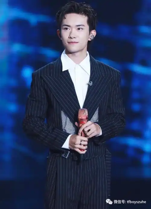 易烊千玺大背头造型野性十足,新歌首秀双十一开幕舞台!