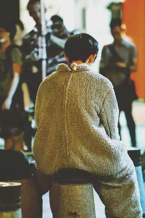 明星#易烊千玺满满安全感的背影杀妥妥的男友力爆棚@tfboys-易烊千玺