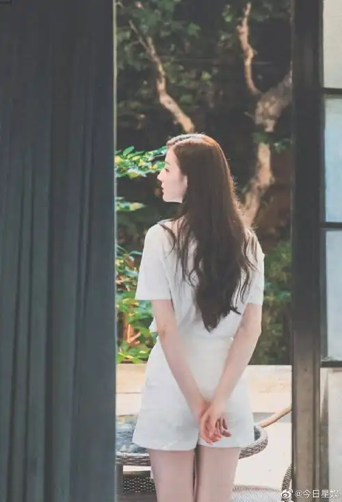 高挑的身材加上完美的曲线,背影就透露出优雅高贵的气质,太鲨了