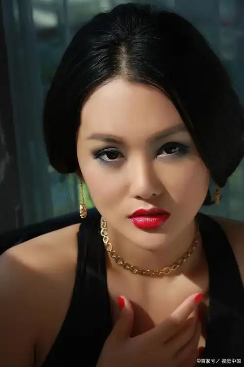 摄影师拍摄的美女人像写真,清新自然,温婉可人,犹如荷花超凡脱俗,香气