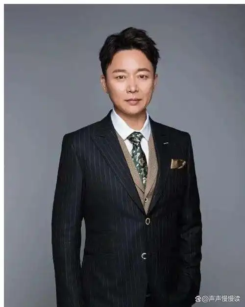 从年轻时的阳光帅气到如今的成熟稳重,朱亚文一