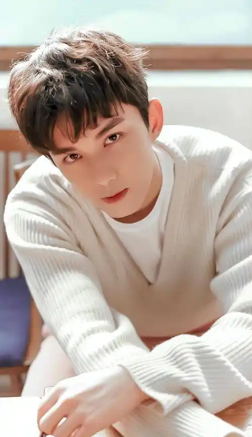 童星出道的吴磊,出道多年,人气和路人缘从未下滑,你怎么看?