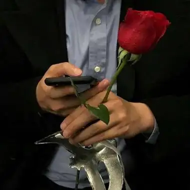 手里拿花的男生头像