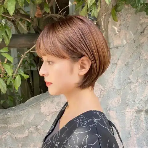 短发女生发型,剪了一款气质短发,最近流行的挂耳短发吸引力很多女生的