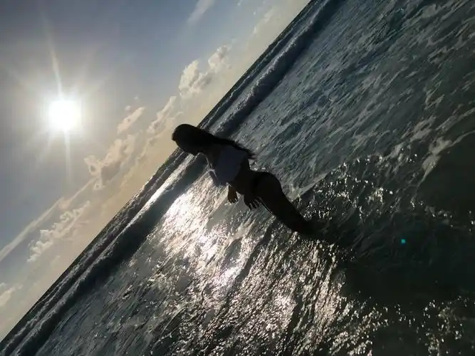 邹市明为爱妻拍泳装大片 冉莹颖秀翘臀曲线诱人